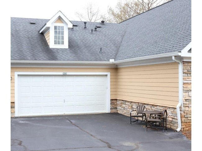 Building Photo - 3204 Village Ln