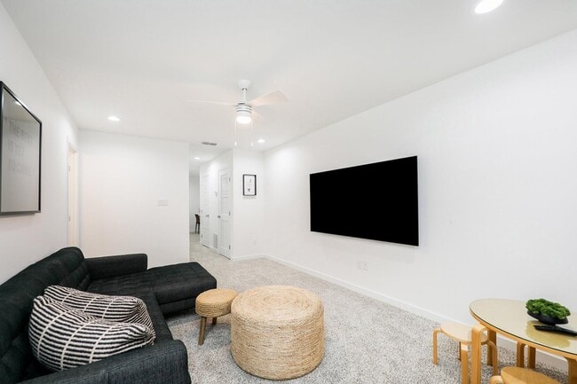 Building Photo - 305 Deer Path Lp