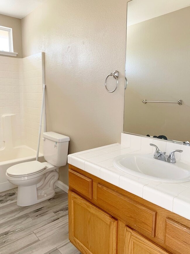 Building Photo - 4 Bedroom Home in Hollister