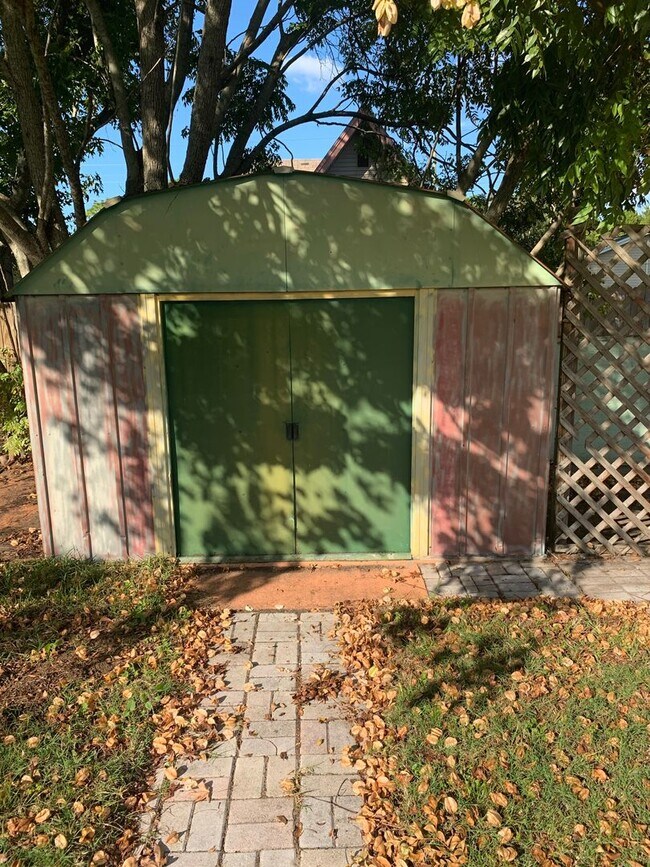 Building Photo - 3 bedroom 1 bath recently refurbished  wit...