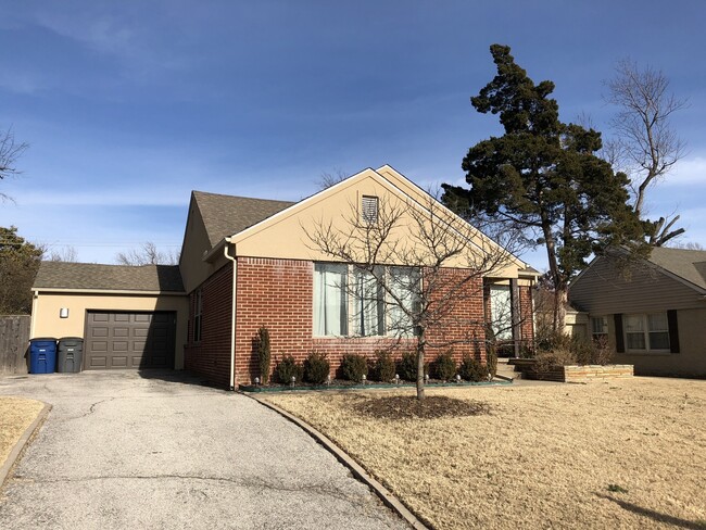 Primary Photo - Updated Florence Park South Bungalow! 2 Be...