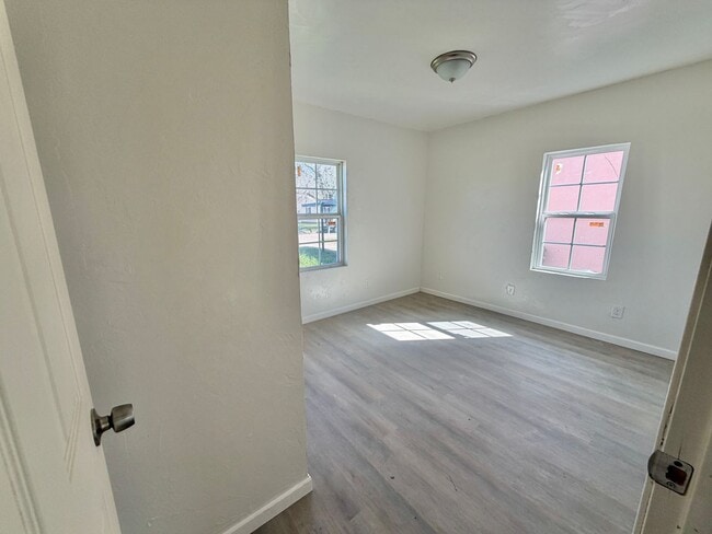 Building Photo - 2 bed newly renovated!