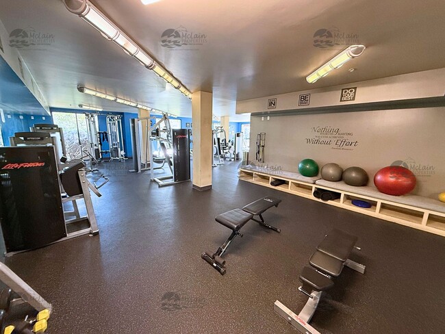 Building Photo - Top Floor 2BD/2BA Condo