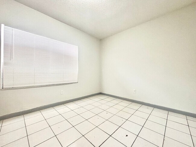 Building Photo - Three Bedroom Single Family Home with Private Fenced Yard and Driveway