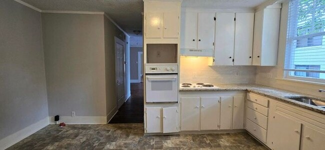 Building Photo - Available Now! Charming 1-Bedroom, 1-Bath ...