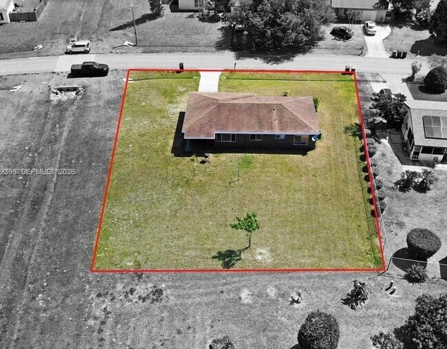 Building Photo - 250 SW Homeland Rd