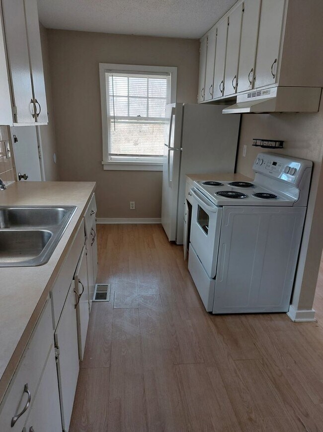 Building Photo - 4416-4418 E. Central