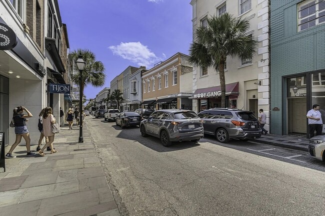 Building Photo - 350 King St