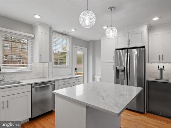 Building Photo - 808 S Oak St