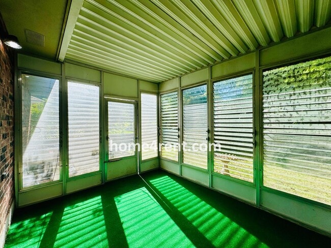 Building Photo - Charming Duplex Style Home with New Paint, Updated Floors, Finished Basement and a Quiet Back Patio!