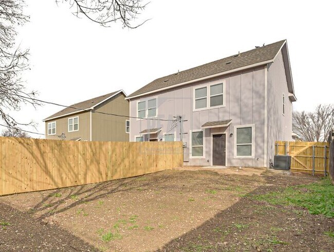 Building Photo - $1395! Stunning Fort Worth Duplex Available for Rent! Stainless Steel Fridge included!