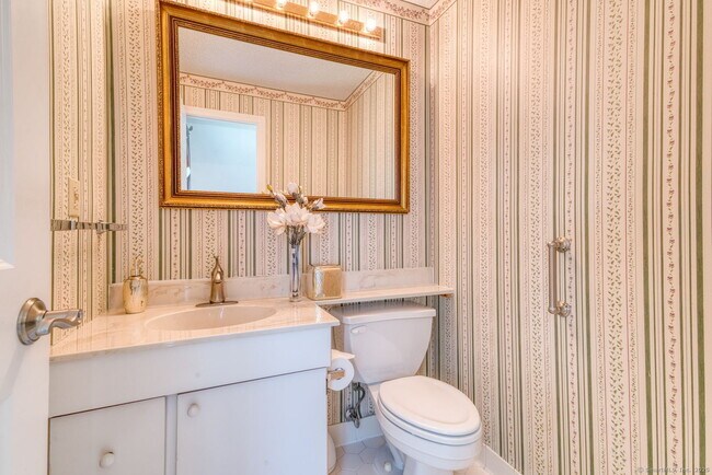 Building Photo - 592 Mountain Rd