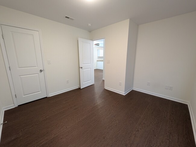 Building Photo - 426 W 4th St