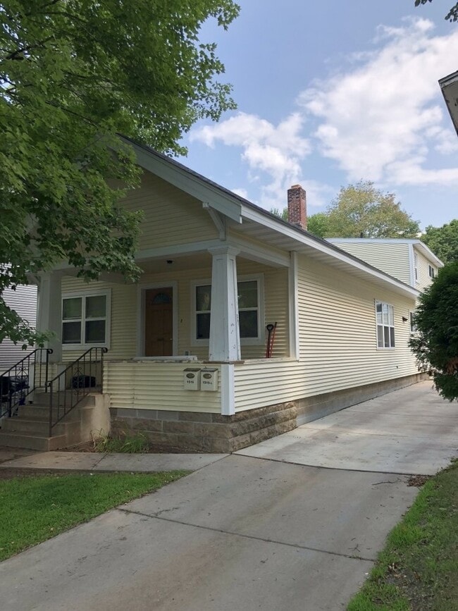 Building Photo - 3 Bed 1 Bath near UWEC! Available June 1st!