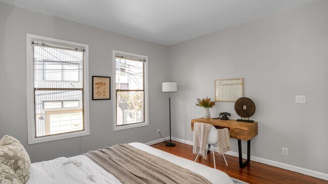 Building Photo - Two Bedroom Condo in SOMA with Yard, Parking, and W/D.