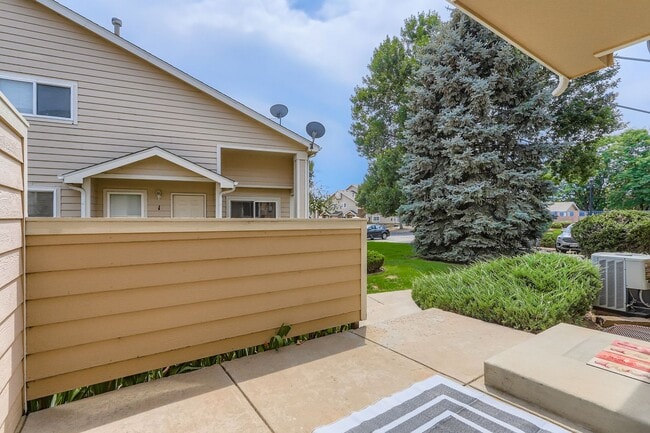 Building Photo - Check out this 2 bed 3 1/2 bath NOW!
