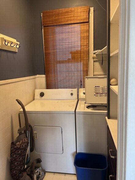 Washer/dryer and pantry - 197 Brunswick St
