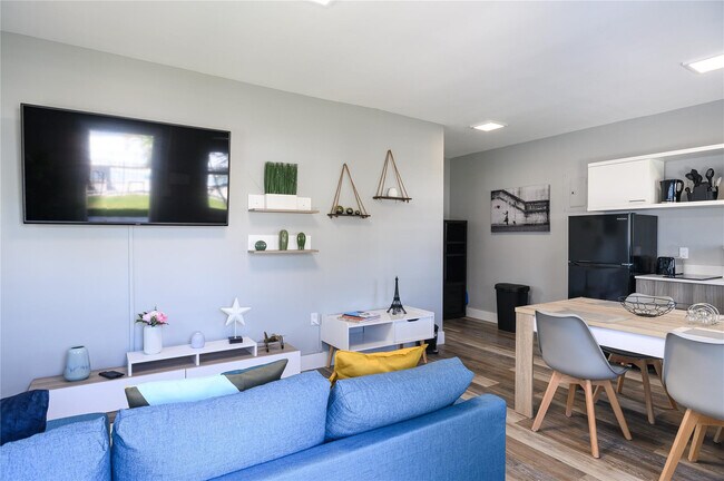 Building Photo - 1020 N Victoria Park Rd