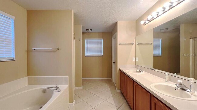 Building Photo - 831 Horseshoe Falls Dr