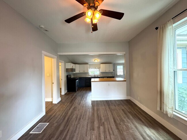 Building Photo - 1242 Cottage Ave