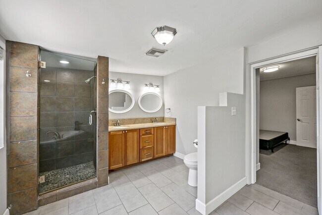 Building Photo - Luxury housing ,Close to U of A! Newly Renovated