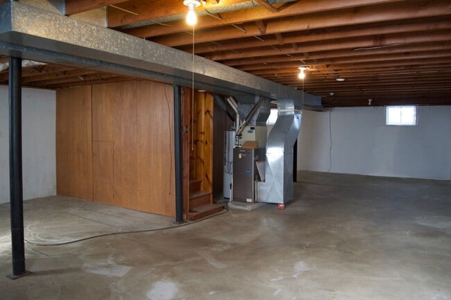 Building Photo - 3 Bedroom House Next To Columbia Regional Airport!