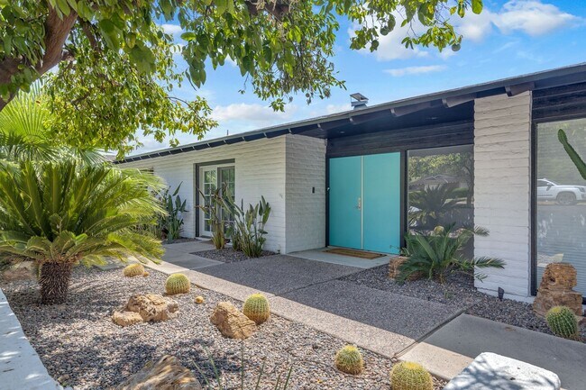 Building Photo - Mid-century modern home in Arcadia with pr...