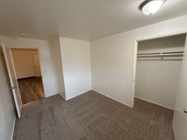 Building Photo - 848 Plymouth Dr NE