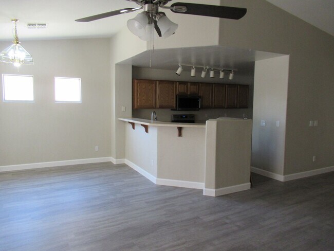Building Photo - Nice Home in Estrella Vista Community, Goo...