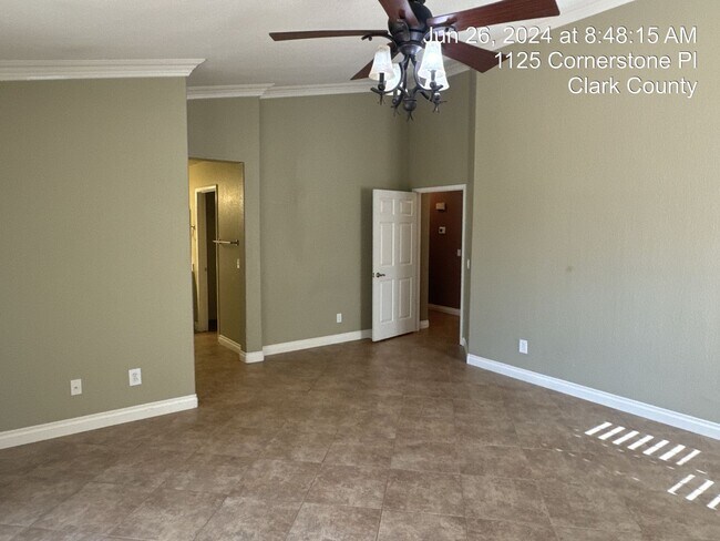 Building Photo - Beautiful Single Story with Pool in Eldora...