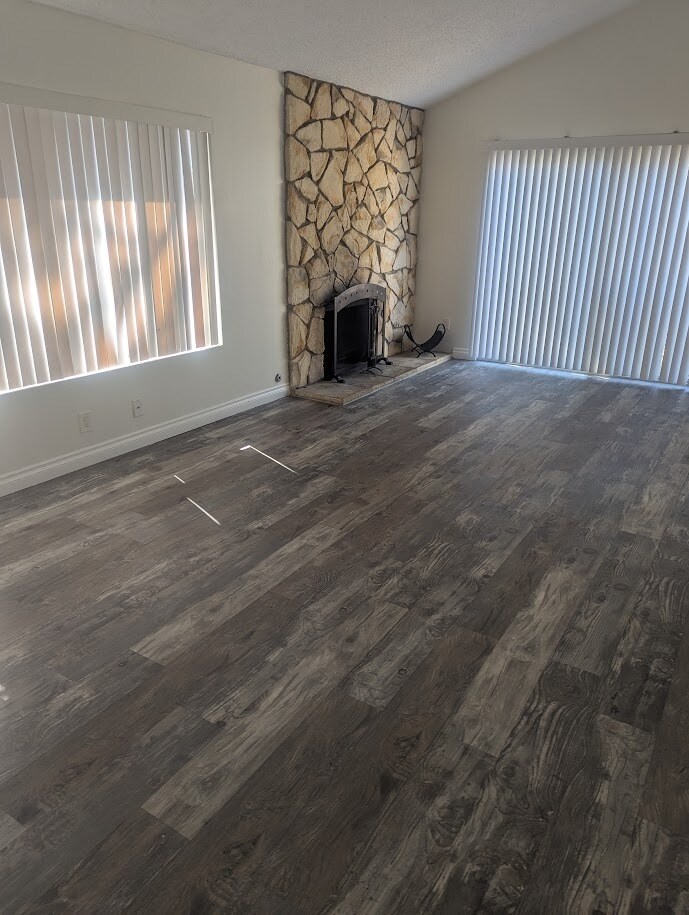 Living room w/ fireplace - 1015 Canal St