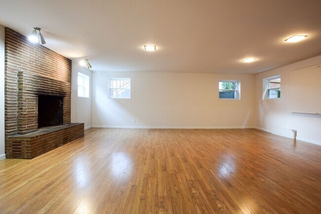 Building Photo - Beautiful 4 bedroom plus office home in Ballard