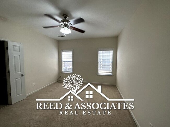 Building Photo - 3 Bedroom in Mud Island!