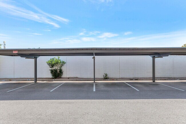 Building Photo - Ground-Floor 1-Bed Condo with Access to Co...