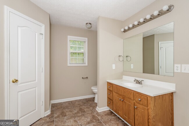Building Photo - 135 Oak Meadows Dr