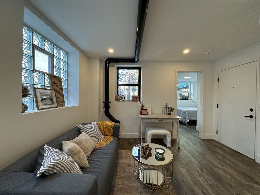 Building Photo - 941 W Carmen Ave