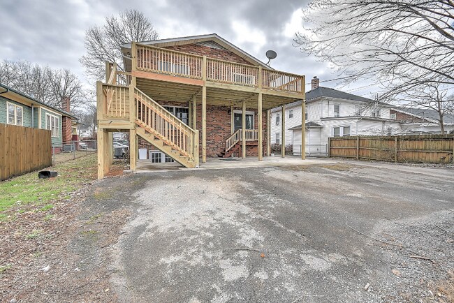 Building Photo - 424 W Maple St