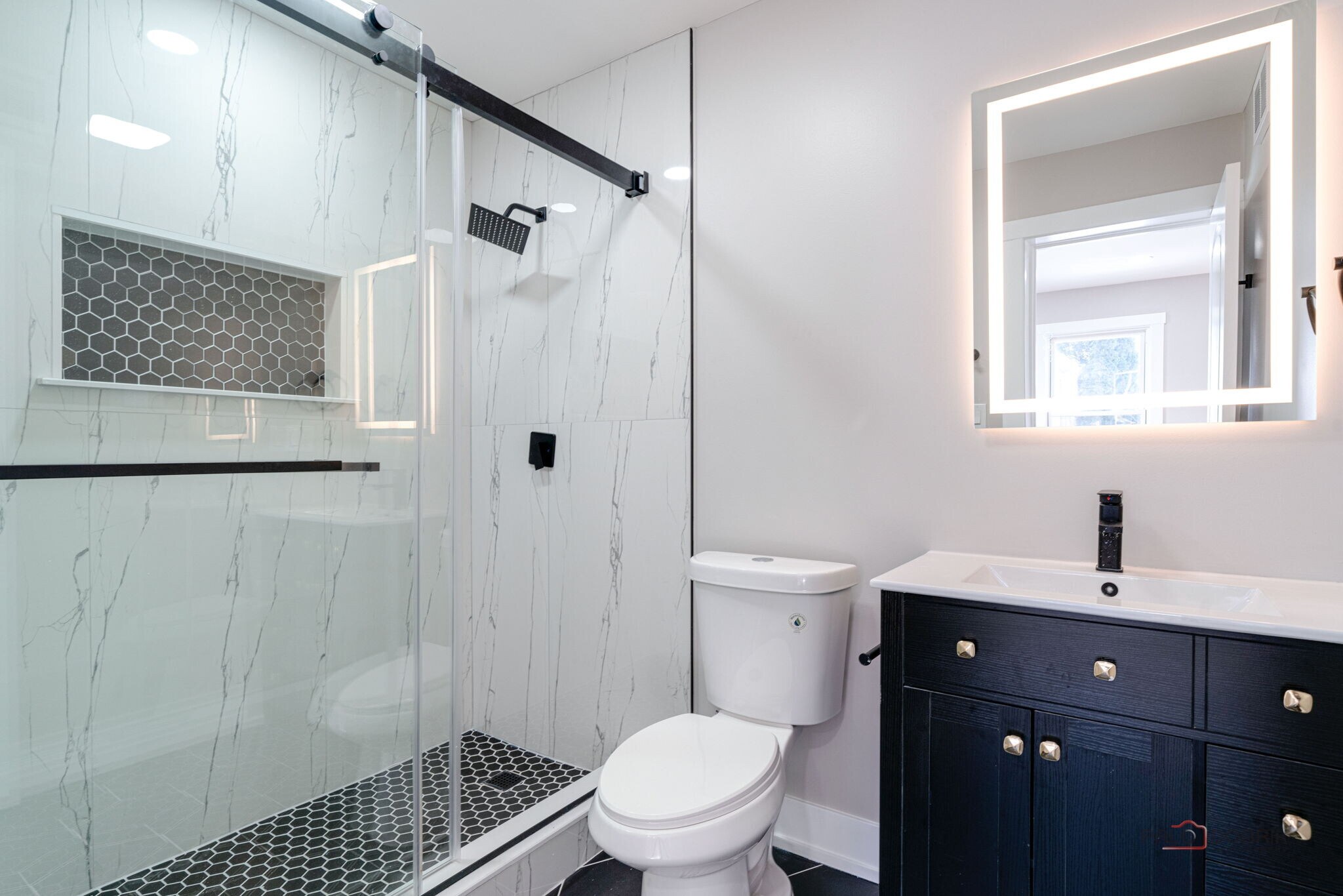 Master bathroom - 119 S Pine St