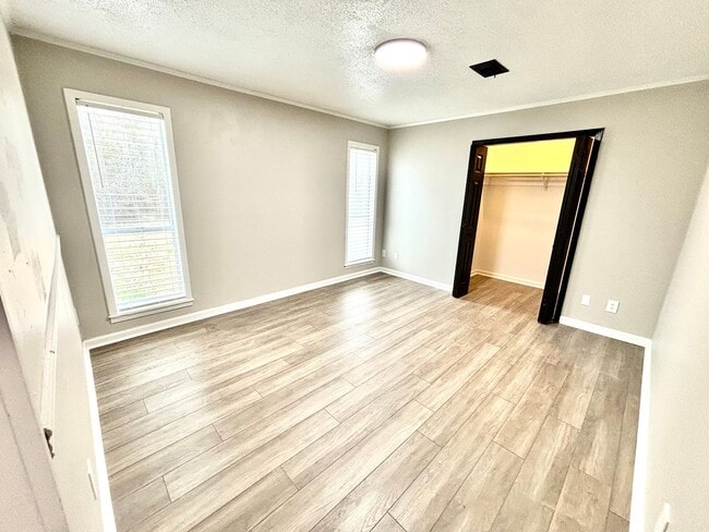 Building Photo - 5313 Johnwood- Valley View-Move In Ready!