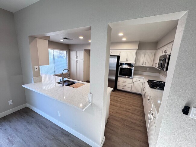 Building Photo - Quaint Home in the Beautiful Desert Shores Community!