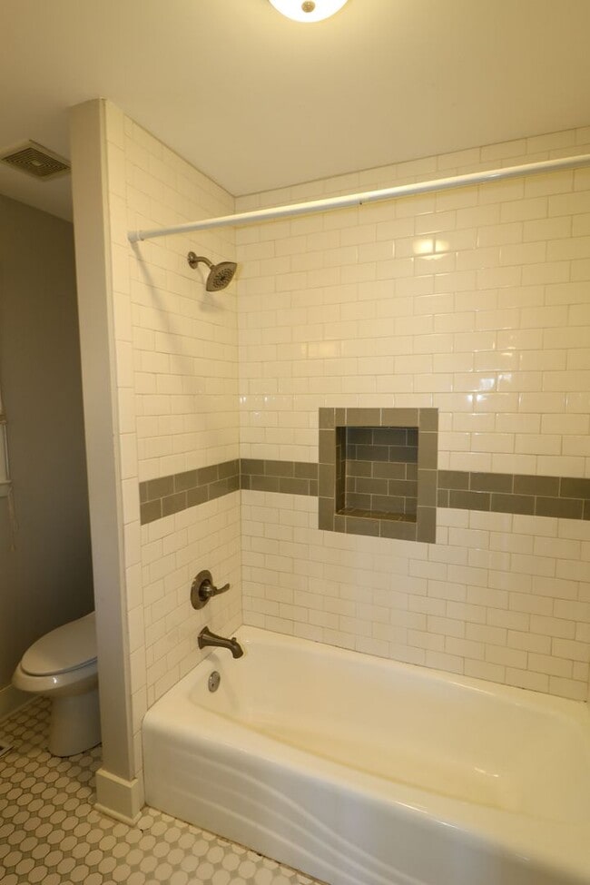 Building Photo - Large Family Home Pell City, AL