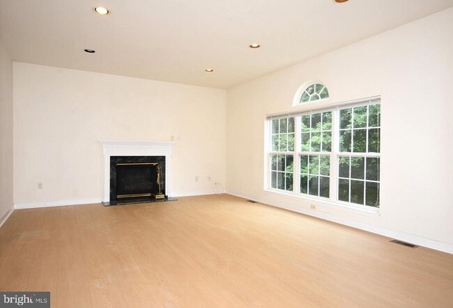 Building Photo - 8223 Edge Hill Ln
