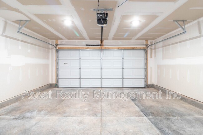 Building Photo - 2076 Southwood Cir