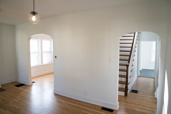 Building Photo - Lovely, Renovated Vintage 3 BR Home! Off-Street Parking, Covered Porch & Patio; Dogs Ok!