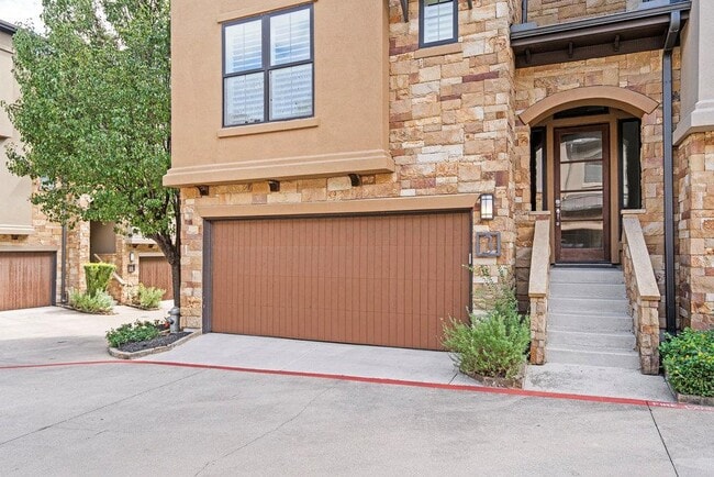 Building Photo - 6533 E Hill Dr