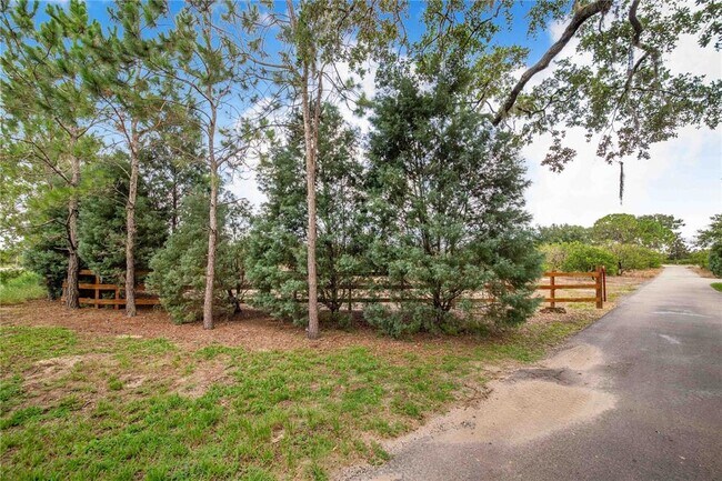 Building Photo - 7740 Lake Hatchineha Rd