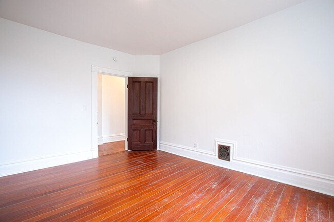 Building Photo - 1940-1946-1946 SW Market St Dr