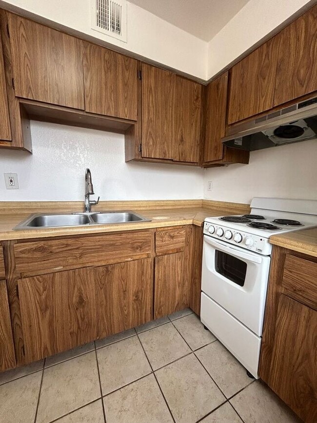 Building Photo - OPEN HOUSE! Downstairs Beautiful 2 Bedroom 1 Bath