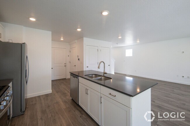 Building Photo - Gorgeous Row End Townhome!