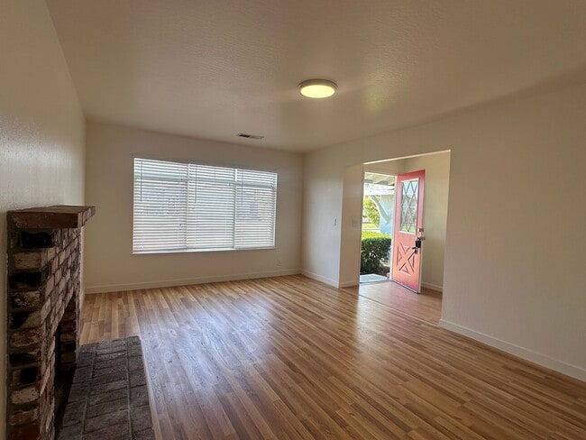 Building Photo - Fremont Home with Central A/C, Vinyl Plank...